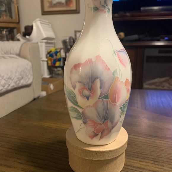 Aynsley Fine Bone China “Little Sweetheart” Bud Vase - Picture 6 of 9